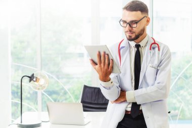 Doktor ofisinde hastanede tablet bilgisayarda çalışma. Tıbbi ve sağlık kavramı.