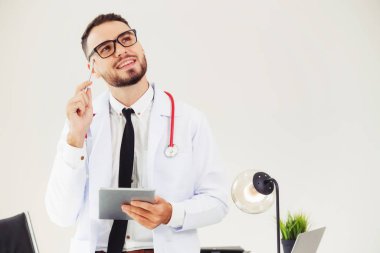 Doktor ofisinde hastanede tablet bilgisayarda çalışma. Tıbbi ve sağlık kavramı.