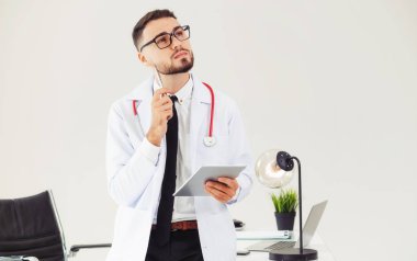 Doktor ofisinde hastanede tablet bilgisayarda çalışma. Tıbbi ve sağlık kavramı.