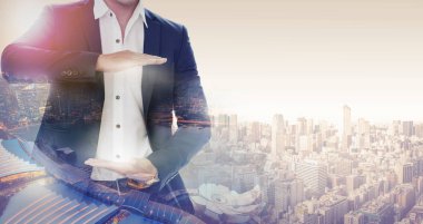 İşadamı işadamı açılış avuç içi kopya alanı iş metin veya arka plan yaşayan logolu için inşa etmek için el hareketleri yapma el metni - açık.