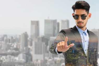 Çift Pozlama iş adamı boş kopya alanı metni modern iş binası ve cityscape arka planda olan işaret. Dijital yenilik ve teknoloji bozulma kavramı.