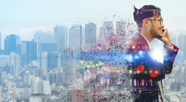 Gerçeküstü iletişim kavramı - genç işadamı istimal hareket eden telefon ile modern şehir binaları arka plan görüntüsü. Gelecek yenilik teknoloji ve Internet şey (çok ).