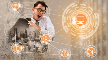 Akıllı şehir kablosuz iletişim ağı Internet şeyler (çok) ve bilgi iletişim teknolojisi (ICT) modern şehir binaları içinde belgili tanımlık geçmiş karşı grafik gösteren kavramı ile.