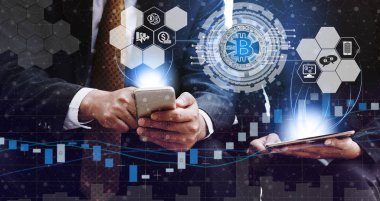 Bitcoin ve kavram - modern grafik arayüzü başka bir tüccar ile ticaret Bitcoin Btc cep telefonu uygulaması kullanarak işadamı yatırım cryptocurrency. Blockchain ve finans teknolojileri.