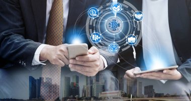 Bitcoin ve kavram - modern grafik arayüzü başka bir tüccar ile ticaret Bitcoin Btc cep telefonu uygulaması kullanarak işadamı yatırım cryptocurrency. Blockchain ve finans teknolojileri.