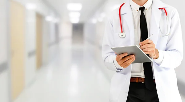 Dottore Che Usa Tablet Ospedale Assistenza Sanitaria Personale Medico — Foto Stock