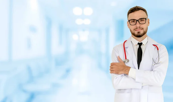 Hastanede Çalışan Genç Bir Erkek Doktor Sağlık Doktor Hizmetleri — Stok fotoğraf