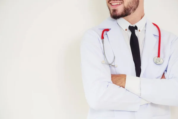 Jonge Knappe Dokter Met Armen Gekruist Staande Witte Achtergrond Medische — Stockfoto