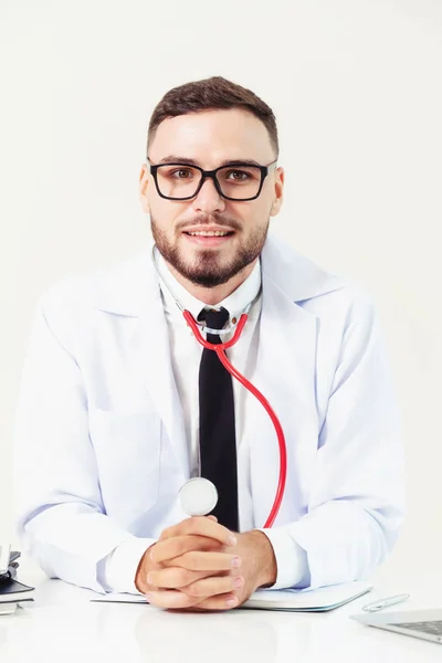 Feliz Doctor Masculino Escritorio Del Consultorio Hospital Trabajando Ordenador Portátil — Foto de Stock