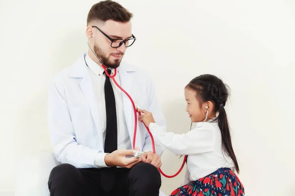 Niño Pequeño Visita Médico Oficina Del Hospital Niño Feliz Tiene — Foto de Stock