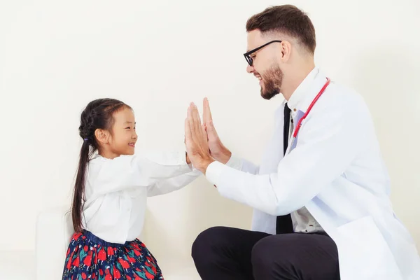 Little Kid Visit Doctor Hospital Office Kid Happy Afraid Doctor — Stock Photo, Image