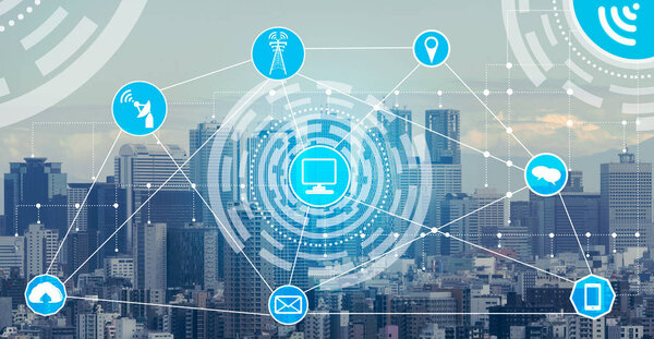 Беспроводная коммуникационная сеть Smart City с графическим отображением концепции интернета вещей (IOT) и информационно-коммуникационных технологий (ICT) на фоне современных городских зданий на заднем плане
.