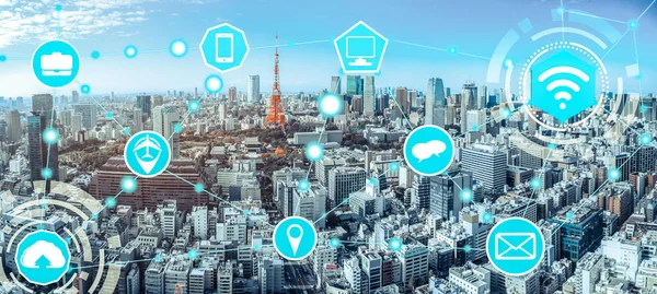 Iot とバック グラウンドで近代的な都市の建物に対して情報通信技術 Ict のインターネットのグラフィック表示の概念とスマートシティ無線通信ネットワーク — ストック写真