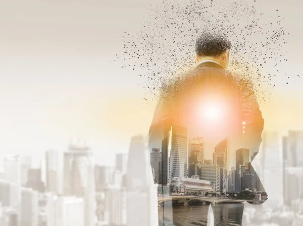 İş takım modern iş binalar ve arka planda cityscape çekip içinde işadamı gerçeküstü resmini. Dijital yenilik ve teknoloji bozulma kavramı.