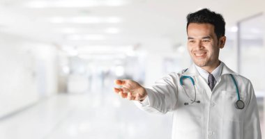 Hastanedeki erkek doktor metnin ve tasarımın için fotokopi alanı oluşturmak için avuç içini açıyor. Sağlık sektörü ve doktor hizmetleri.