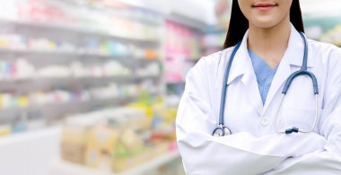 Hastanedeki ya da eczanedeki profesyonel doktor ya da eczacı. Sağlık sektörü ve doktor hizmetleri.