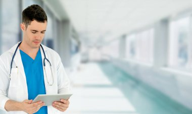 Hastanede tablet bilgisayar kullanan bir doktor. Sağlık ve doktor hizmetleri.