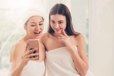 Mutlu kadın lüks spa aromaterapi masaj sonra selfie fotoğraf cep telefonu ile alır. Lüks sağlıklı yaşam yaşam tarzı ve sosyal medya bilgi kavramı paylaşımı.