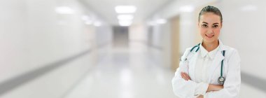 Hastane ofisinde çalışan kadın doktor. Sağlık ve doktor hizmetleri.