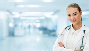 Hastane ofisinde çalışan kadın doktor. Sağlık ve doktor hizmetleri.