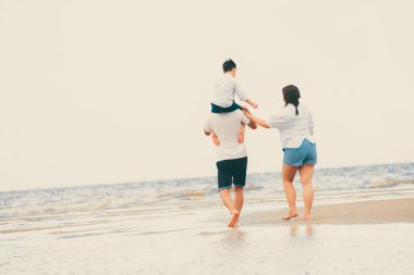 Baba, anne ve oğlu, mutlu aile tatil tropikal bir kum Plajı üzerinde yaz aylarında gider.