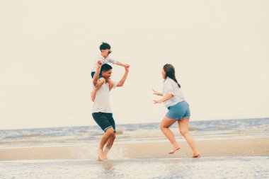 Baba, anne ve oğlu, mutlu aile tatil tropikal bir kum Plajı üzerinde yaz aylarında gider.