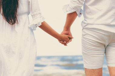 Mutlu çift balayı gidiş tropikal kum plaj yaz aylarında seyahat..