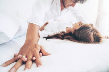 Ev yatak ön sevişme yatakta samimi genç çiftin romantik aşk.