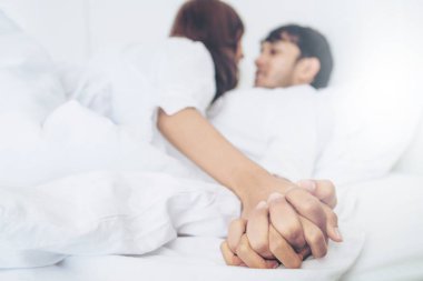 Ev yatak ön sevişme yatakta samimi genç çiftin romantik aşk.