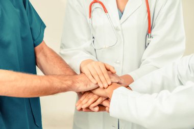 Tıbbi hizmet çalışması - Doktor, cerrah ve hemşire birleştirmek el ele tutusun.