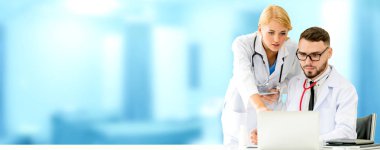 Doktor hastanede başka bir doktor ile bir tartışma yaparken ofiste dizüstü bilgisayarla çalışma. Tıbbi sağlık ve doktor hizmeti.