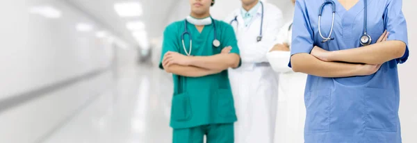 Προσωπικό Ιατρικής Ομάδας Γιατρός Γενικής Ιατρικής Χειρουργός Και Νοσηλευτής Που — Φωτογραφία Αρχείου