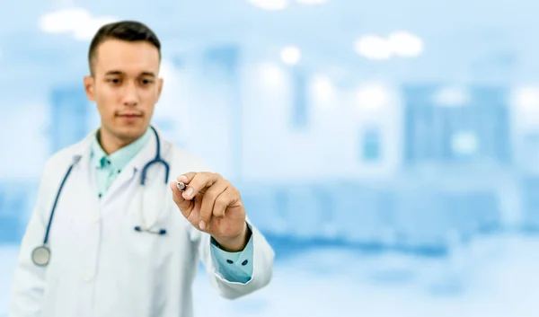 Médico Apontando Caneta Espaço Vazio Cópia Para Seu Texto Serviços — Fotografia de Stock