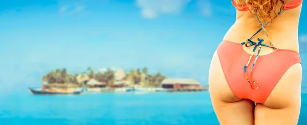 夏の休暇旅行のために熱帯の白砂のビーチ リゾートで水着を着て幸せな若い女 — ストック写真