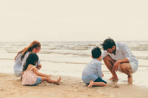 Счастливая Семья Отца Матери Детей Летом Отдыхает Песчаном Пляже — стоковое фото