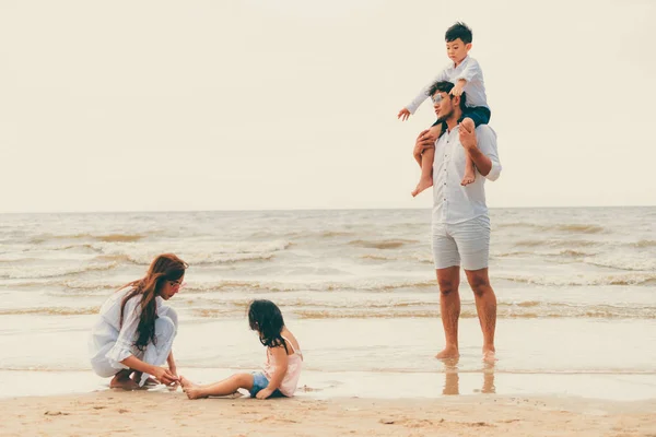 母と子供の幸せな家庭は 夏に熱帯の砂浜に休暇を行く — ストック写真