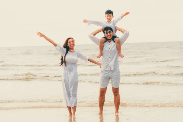 Família Feliz Pai Mãe Filhos Vai Férias Uma Praia Areia — Fotografia de Stock