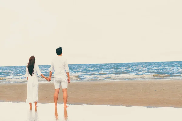 Pareja Feliz Viajando Luna Miel Playa Arena Tropical Verano — Foto de Stock