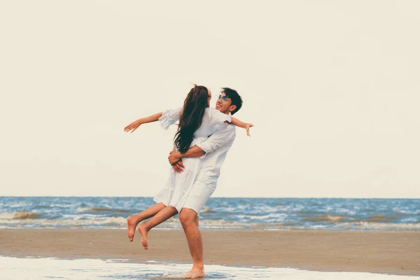 Pareja Feliz Viajando Luna Miel Playa Arena Tropical Verano —  Fotos de Stock