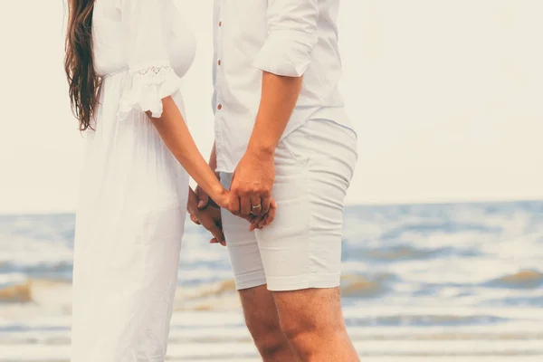 Pareja Feliz Viajando Luna Miel Playa Arena Tropical Verano —  Fotos de Stock