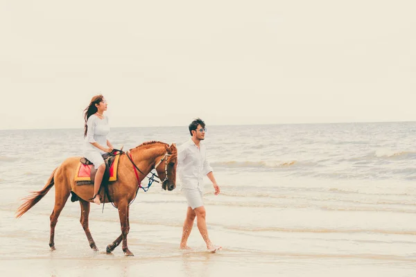 Junges Paar Reitet Den Flitterwochen Strand — Stockfoto