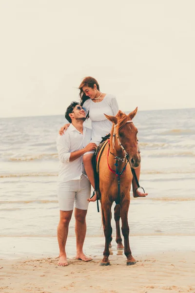 Jovem Casal Vai Lua Mel Cavalo Montando Praia Férias Verão — Fotografia de Stock