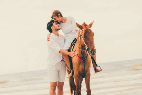 Jovem Casal Vai Lua Mel Cavalo Montando Praia Férias Verão — Fotografia de Stock