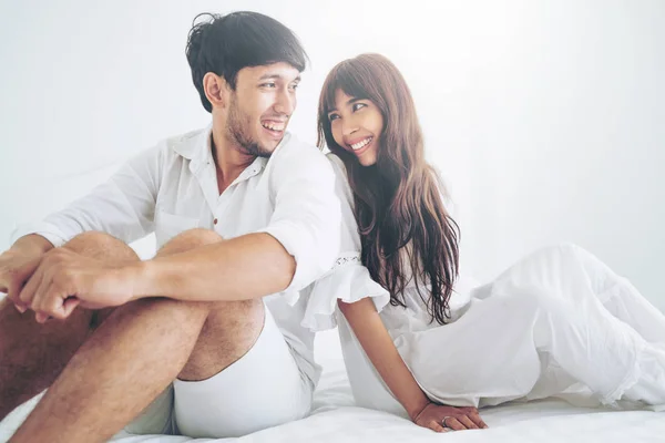 Jovem Casal Feliz Relaxando Quarto Casa Depois Acordar Manhã — Fotografia de Stock