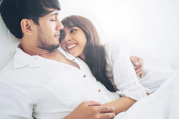 Jovem Casal Feliz Relaxando Quarto Casa Depois Acordar Manhã — Fotografia de Stock