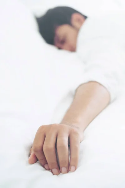 Молодий Чоловік Спить Білому Ліжку Спальні — стокове фото