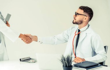 El sıkışma başarı ve profesyonel sağlık personeli ekip çalışması gösteren başka bir doktora veren hastanede doktor.