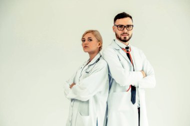 Silah ile beyaz arka plan üzerinde duran emin Doktor geçti. Profesyonel tıbbi sağlık ekibi kavramı.