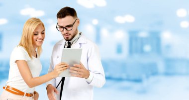 Doktor hasta hastanede konuşurken. Mutlu hasta doktordan açıklama için dinlemektedir. Tıbbi doktor ve sağlık personeli hizmet kavramı.