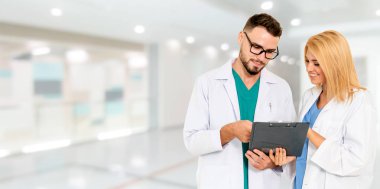 Hastanede başka bir doktorla çalışan bir doktor. Sağlık ve Sağlık Hizmetleri.